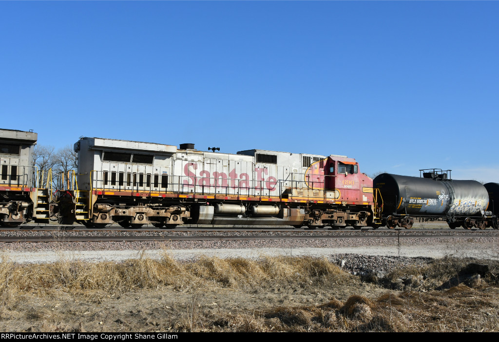 BNSF 690 Roster shot